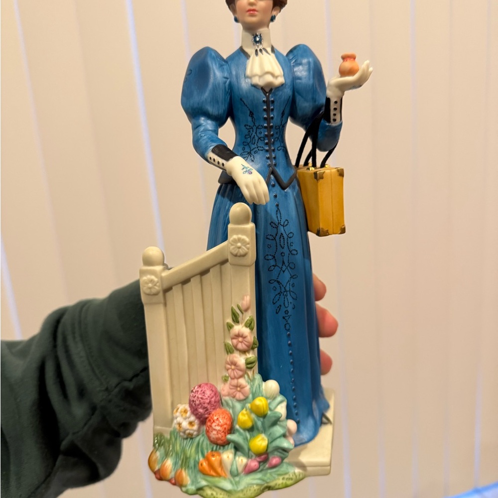 Avon President's Club 2009 Figurine